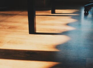 Podłogi drewniane: poznaj realne koszty i wybierz mistrzowskie wykończenie