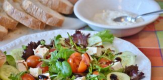 Pieczone jabłka z orzechami i syropem klonowym