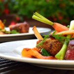 Zioła w kuchni roślinnej – sezonowy przewodnik