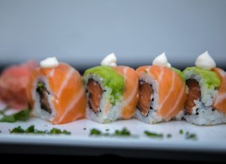 Bezglutenowy sernik wegański na spodzie z daktyli