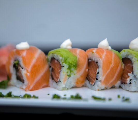 Bezglutenowy sernik wegański na spodzie z daktyli