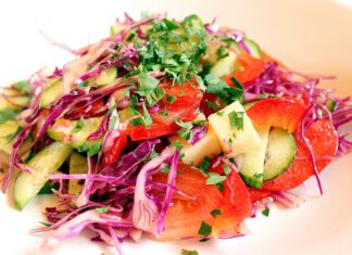 Grecka sałatka bez sera – wegańska wersja klasyka