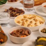 Stół na iftar z tradycyjnymi potrawami i napojami bez mięsa i ryb