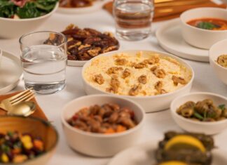 Stół na iftar z tradycyjnymi potrawami i napojami bez mięsa i ryb