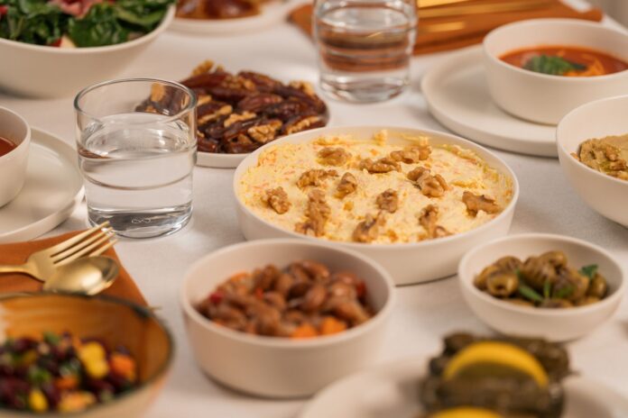 Stół na iftar z tradycyjnymi potrawami i napojami bez mięsa i ryb