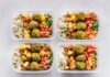Pojemniki z wegańskim meal prep: falafel, ciecierzyca, ryż i warzywa