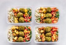 Jak jeść wegańsko, gdy nie masz czasu gotować w tygodniu Pojemniki z wegańskim meal prep: falafel, ciecierzyca, ryż i warzywa