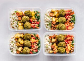 Pojemniki z wegańskim meal prep: falafel, ciecierzyca, ryż i warzywa