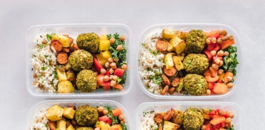 Pojemniki z wegańskim meal prep: falafel, ciecierzyca, ryż i warzywa