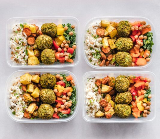 Pojemniki z wegańskim meal prep: falafel, ciecierzyca, ryż i warzywa