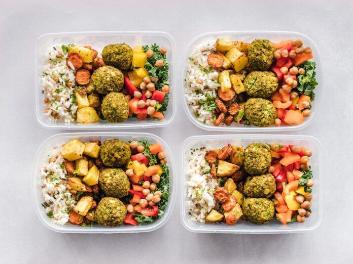 Pojemniki z wegańskim meal prep: falafel, ciecierzyca, ryż i warzywa