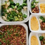 Wegański meal prep w pojemnikach: brokuły, fasola i polenta
