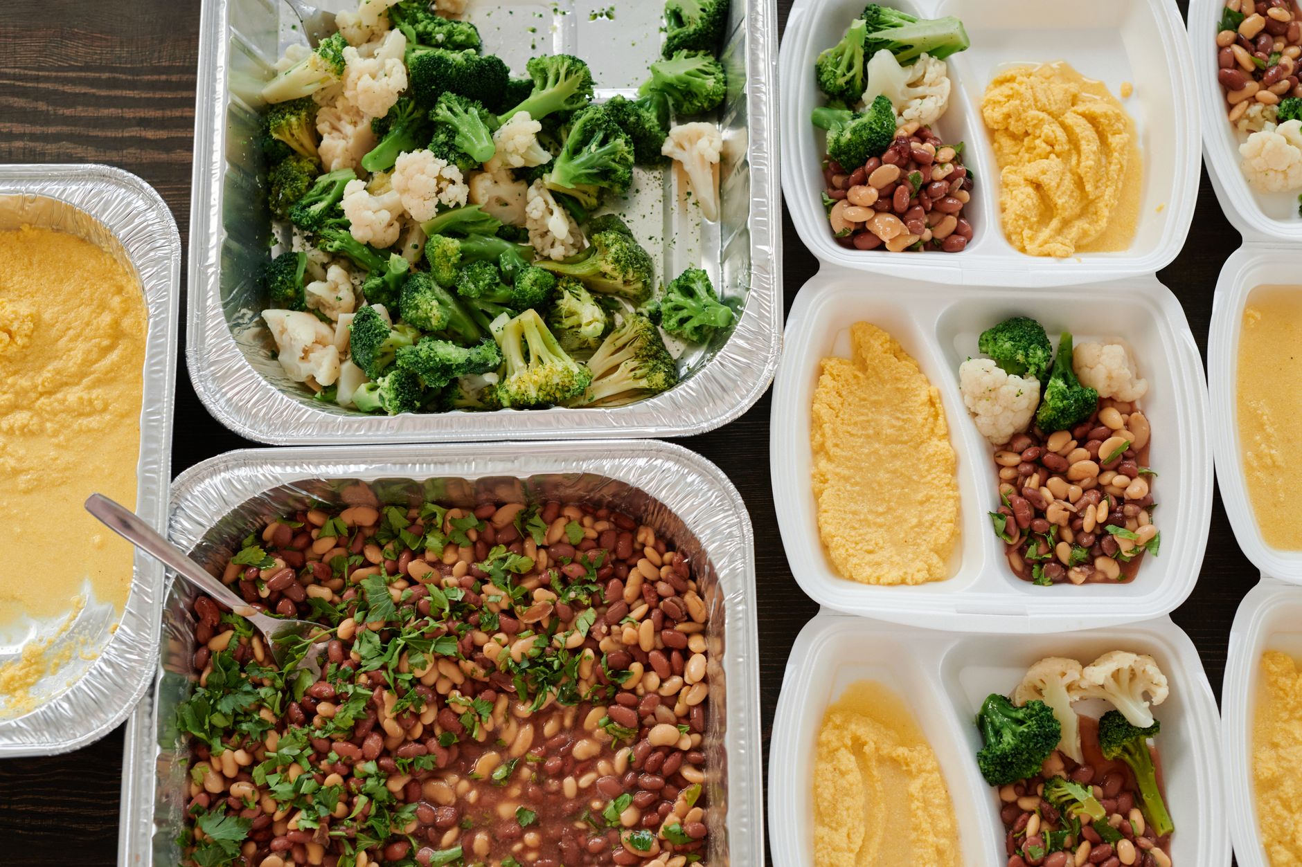 Wegański meal prep w pojemnikach: brokuły, fasola i polenta