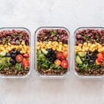 Wegański meal prep w słoikach: soczewica, kukurydza, oliwki i pomidory