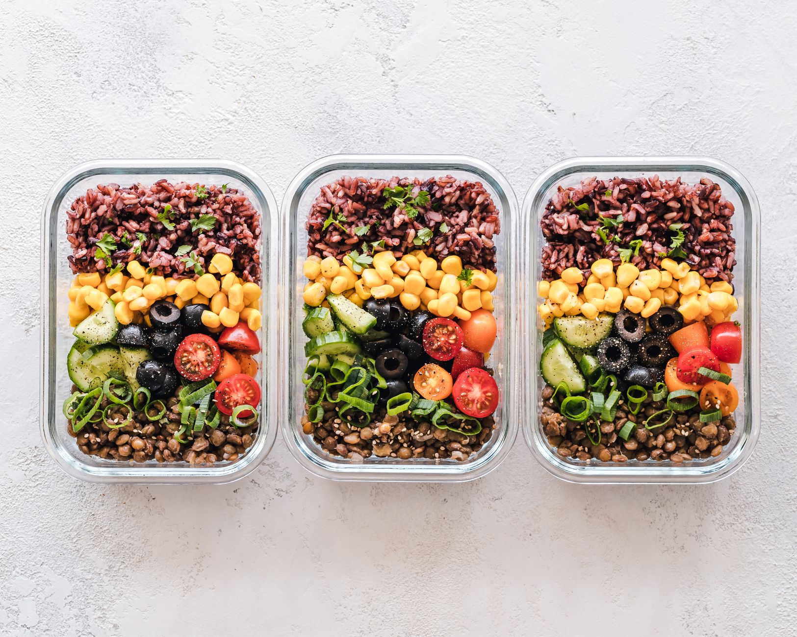 Wegański meal prep w słoikach: soczewica, kukurydza, oliwki i pomidory