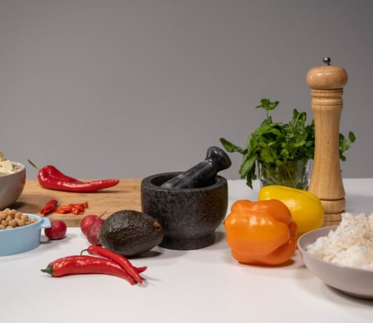 Szakszuka bez jajek z tofu i pomidorami. Przepis krok po kroku