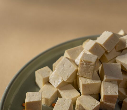 Tofu z airfryera w 10 minut – jak uzyskać chrupiącą skórkę bez grama tłuszczu